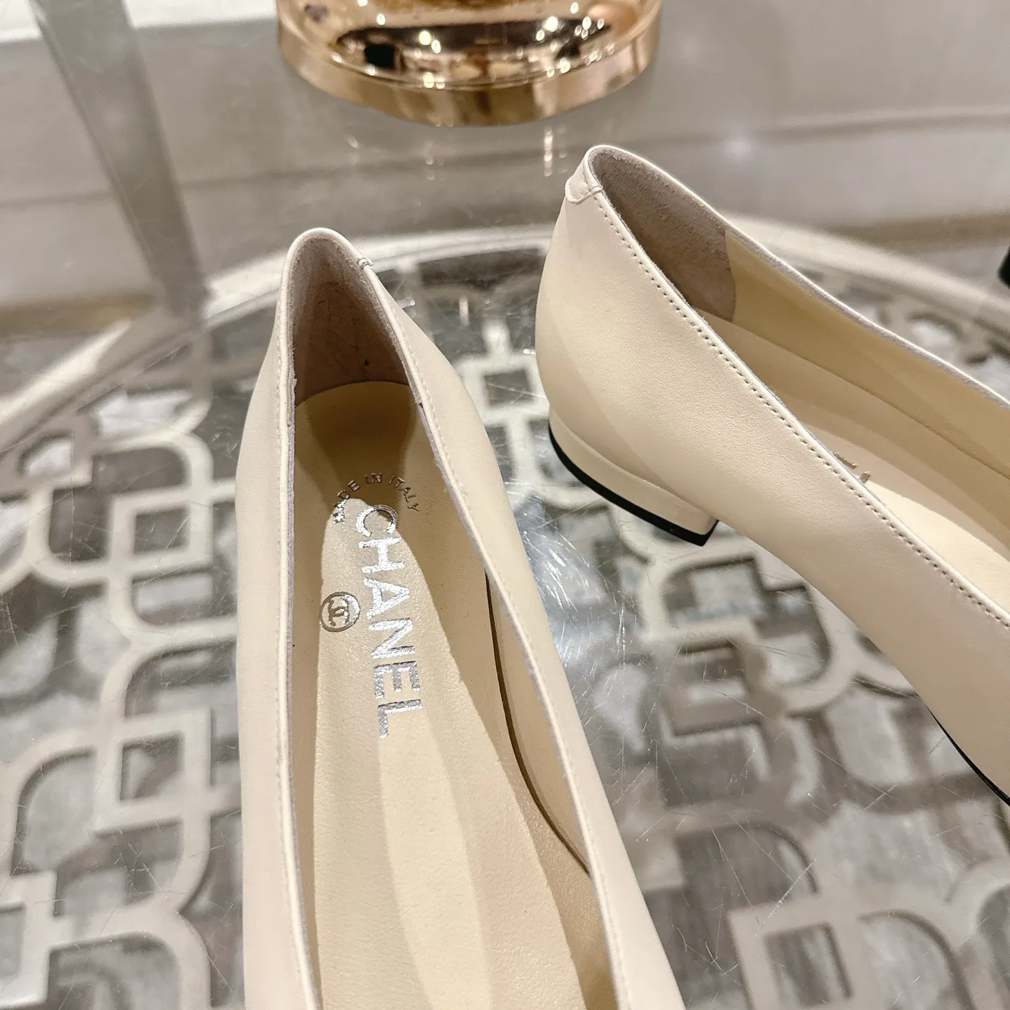 👟👟Ex-factory price 560👟👟Chanel 2025SS Spring and Summer New Double C Button Mary Jane🆕 Xiaoxiang𝐂Jia's beautiful Mary Jane shoes are so sweet that they are so beautiful that they are so beautiful. The round square toe design is cute and cute ~ metal/button logo. The appearance is super online. When you wear it, you will feel like a wealthy daughter. I thought it looks good. Only when I put it on my feet do I know how easy it is to wear ~ Upper: Customized lambskin Lining: Sheepskin Outsole: Genuine leather outsole imported from Italy Size: 35-42 (40.41.42 customization is non-refundable) Packaging: The latest gift box packaging at the counter